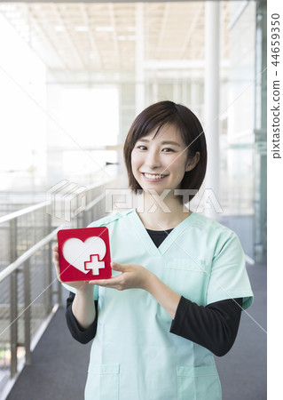 護理與心臟標記的女性醫生圖像 護理與心臟標記的女性醫生圖像 44659350