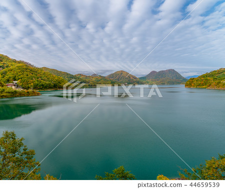 Hosenko lake with beatiful sky clouds in autumn. 44659539