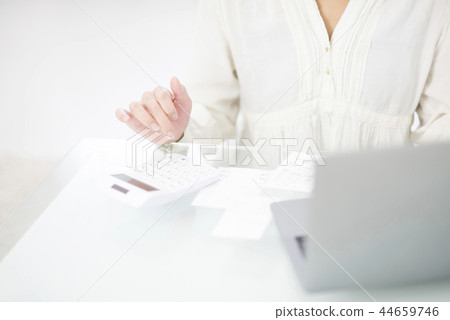 A woman to calculate with a calculator A woman to calculate with a calculator 44659746