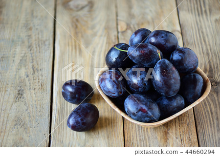 Top view. Ripe blue plums with water drops Top view. Ripe blue plums with water drops 44660294