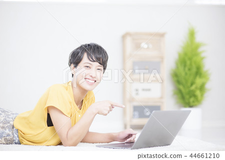Young lady and laptop 44661210