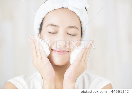 洗臉年輕女子早上洗臉美容 44661342
