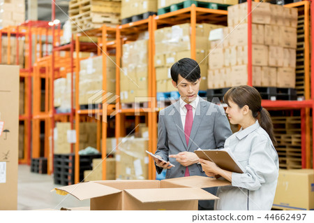 Distribution warehouse worker error 44662497