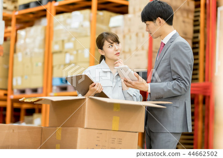 Distribution warehouse worker error 44662502