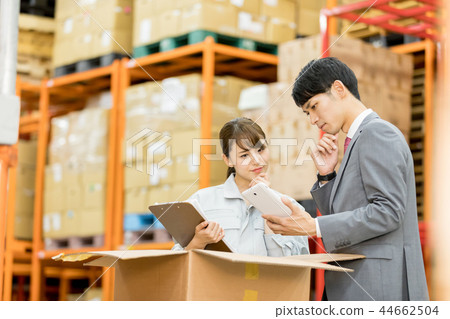 Distribution warehouse worker error 44662504