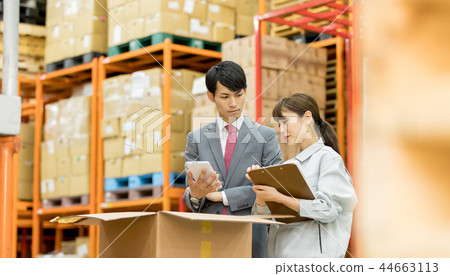 Distribution warehouse worker error 44663113