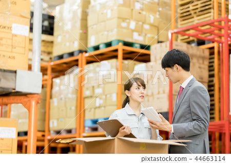 Distribution warehouse worker error 44663114