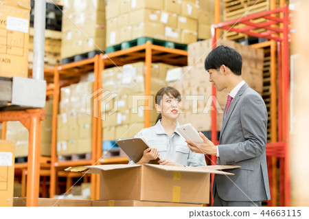 Distribution warehouse worker error 44663115