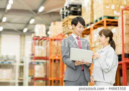 Distribution warehouse worker 44663308