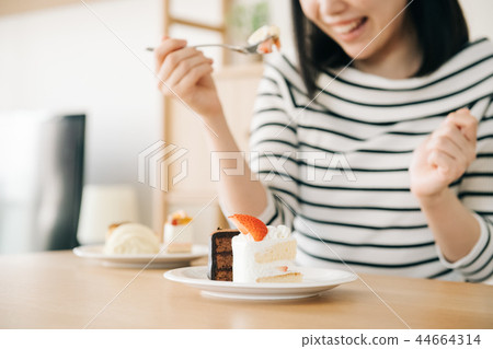 吃很多蛋糕的年輕日本婦女 44664314