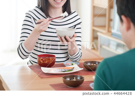 吃早餐的年輕夫婦 44664428