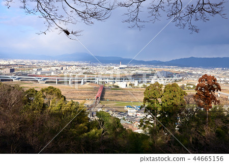 從小山(Iwoshimizu Hachimangu Shrine)觀看京都市和京都北山 從小山(Iwoshimizu Hachimangu Shrine)觀看京都市和京都北山 44665156