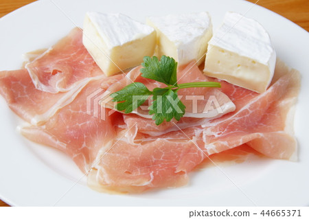  Raw ham and cheese 44665371