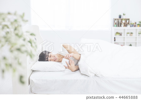 女人睡覺醒來早上的生活方式 女人睡覺醒來早上的生活方式 44665888