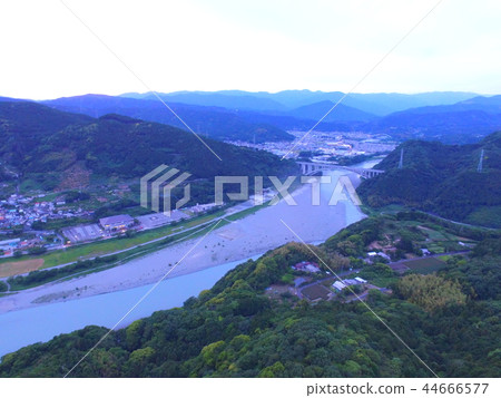 在日落時從Iwamotoyama公園（Iwamotoyama Park / Iwaichi Jushi，Fuji City，Shizuoka Prefecture）的觀景台駕駛無人機的“Fujikawa” 44666577