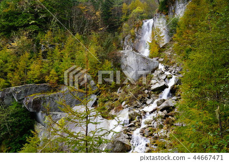 峨眉山Dondoko Sawa Shiraito瀑布 峨眉山Dondoko Sawa Shiraito瀑布 44667471