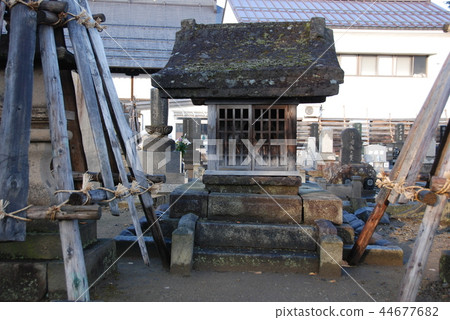 Yoshitsune Minamoto Shrine of Tsunenobu Sato and Tadanobu Brothers (Joshin-an/2-2-29 in front of Yonezawa City, Yamagata Prefecture) 44677682