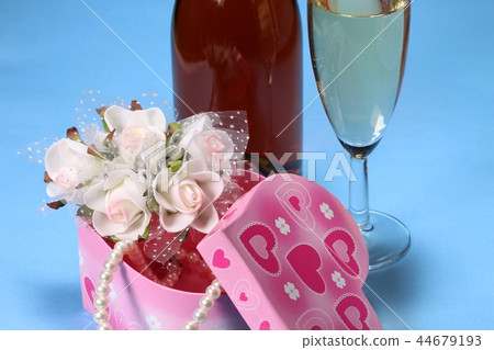 Wine and jewelry box 44679193