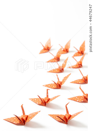 紅色被折疊的起重機形成飛行日本式圖像 紅色被折疊的起重機形成飛行日本式圖像 44679247