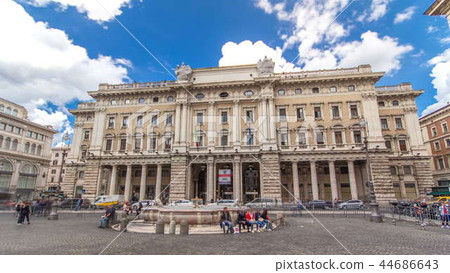Tourists in Piazza Colonna timelapse hyperlapse near Galleria Alberto Sordi in Rome 44686643