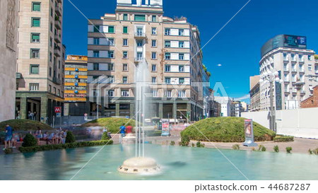 Famous fashion square of Milano Piazza San Babila timelapse with fountain. 44687287