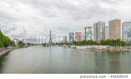 The Statue of Liberty and the Eiffel Tower Timelapse hyperlapse with modern buildings. Paris, France 44688044