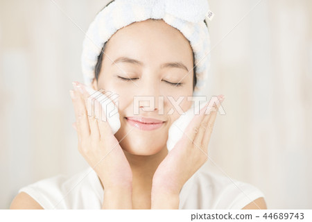洗臉清洗年輕女子早上洗美容 44689743