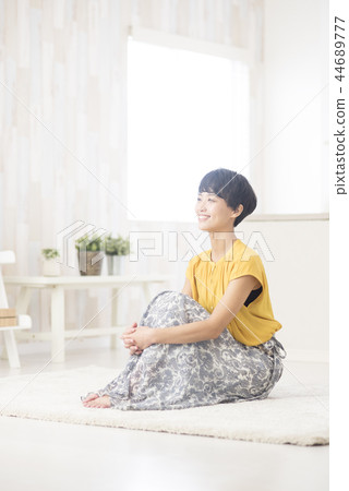 Lifestyle smiling young woman Lifestyle smiling young woman 44689777