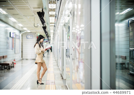 約會，女性，大學生，地鐵站 44689971