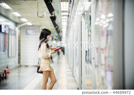 約會，女性，大學生，地鐵站 44689972