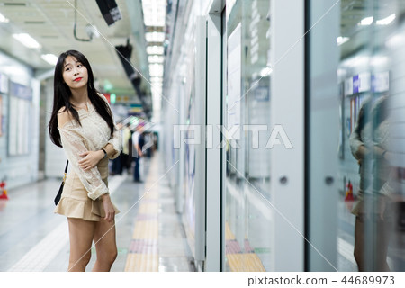 約會，女性，大學生，地鐵站 44689973