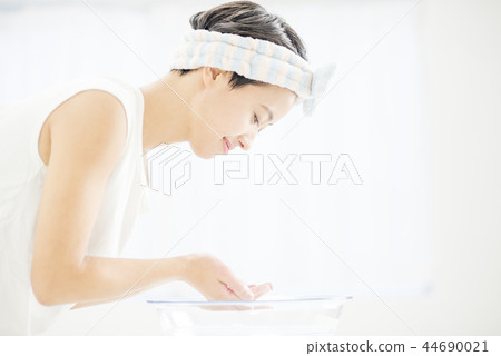洗臉年輕女子早上洗臉美容 44690021