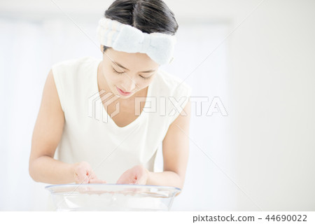 洗臉年輕女子早上洗臉美容 44690022