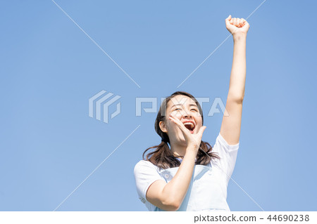 A woman shouting loudly 44690238