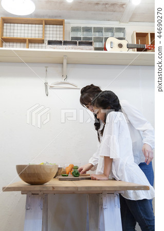 Mother girl who cooks Mother girl who cooks 44690270