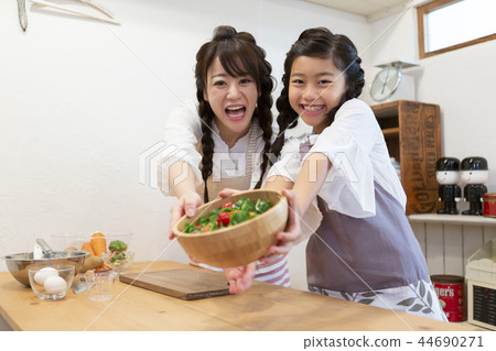 Mother girl who cooks Mother girl who cooks 44690271