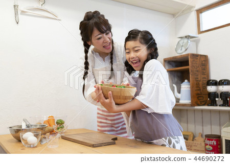 Mother girl who cooks Mother girl who cooks 44690272