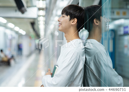 男學生，約會，等待，地鐵站 44690731
