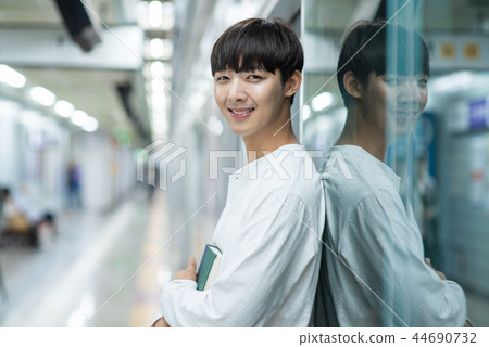 男學生,約會,等待,地鐵站 男學生,約會,等待,地鐵站 44690732