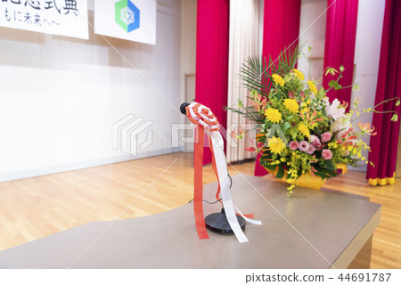 舞台上的講台（邁克和舞台上的鮮花） 44691787
