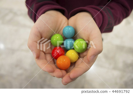 兒童的手與彩色珠子 44691792