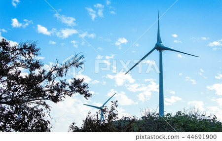 一座直立高聳的風力發電機 風車 觀光景點 藍色 好望角 綠電 綠能 44691900