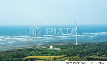 海岸直立高聳的風力發電機 風車 觀光景點 藍色 好望角 綠電 綠能 44691907