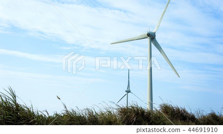 直立高聳的風力發電機 風車 觀光景點 藍色 好望角 綠電 綠能 44691910