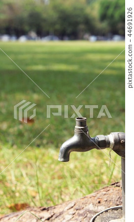 一個在戶外的水龍頭 44691926