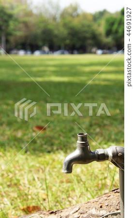 一個在戶外的水龍頭 44691927