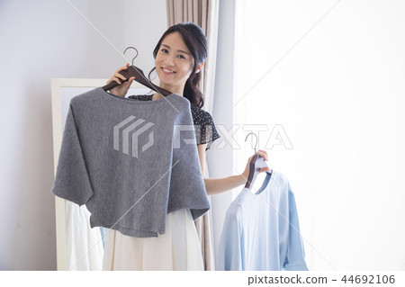 Women who are lost in choosing clothes Women who are lost in choosing clothes 44692106