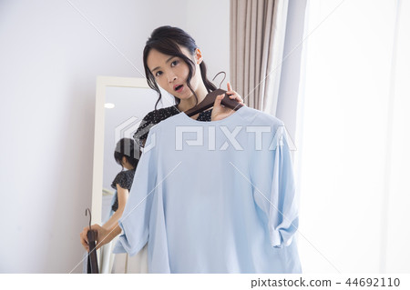 Women who are lost in choosing clothes Women who are lost in choosing clothes 44692110