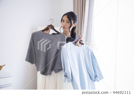 在選擇衣服時迷失的女性 44692111