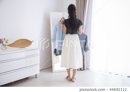在選擇衣服時迷失的女性 44692112